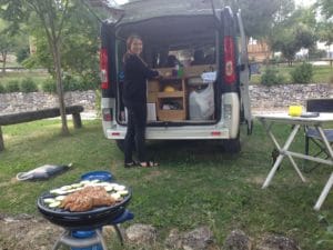 arrière d'un campy classic hayon ouvert cuisine douche evier frigo